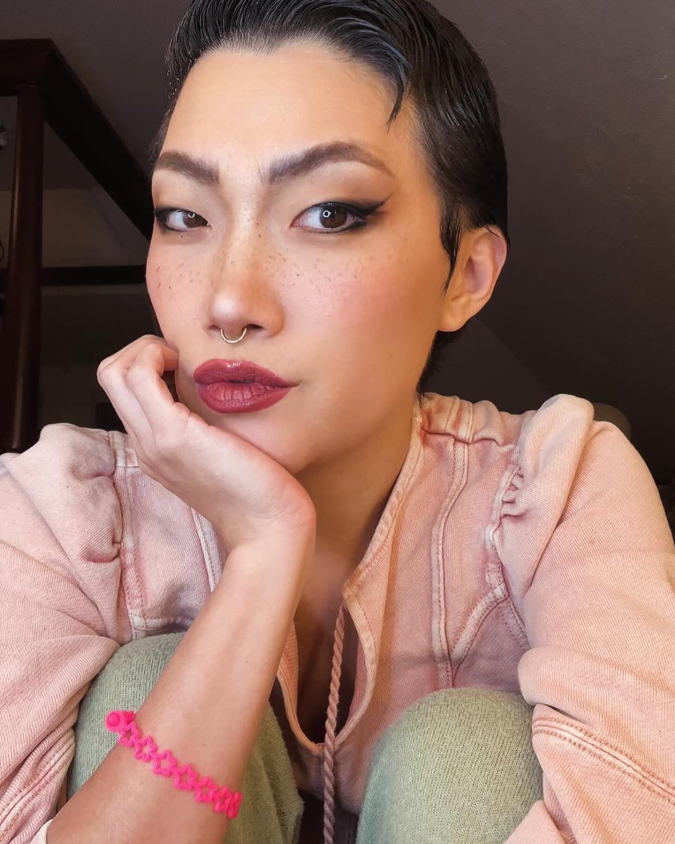 JennyHeijun's tweet photo. I’m growing my hair out. This is two months since my last shave 😹
#shavedHead #shortHair #GrowOut https://t.co/8mtzKYu8lD