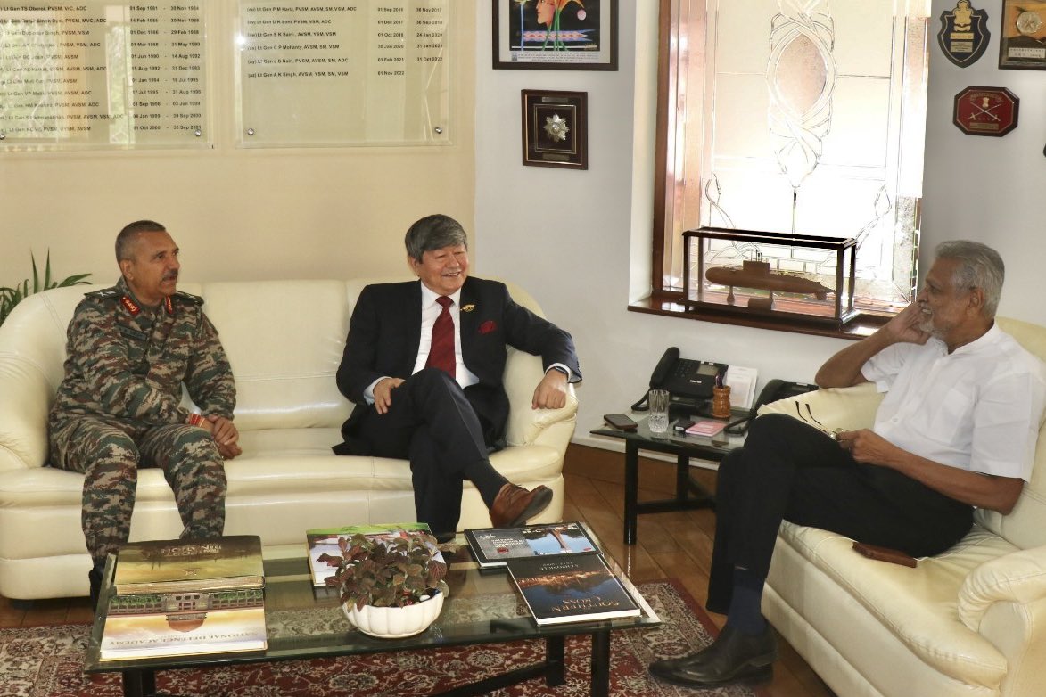 Lt Gen AK Singh, #ArmyCdr interacted with Col Lalit Rai, VrC, a #Veteran and a #KargilWar hero at HQ #SouthernCommand. 

@ColLalit