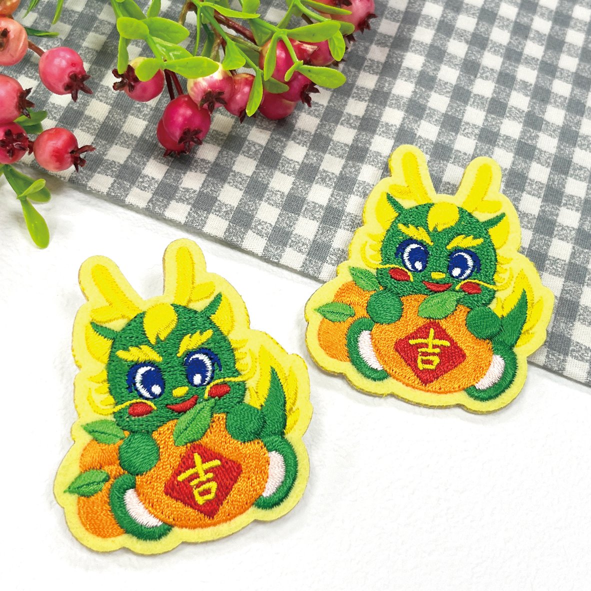 龍年大吉，🍊🍊
好運連連，🧧️🧧️
事事如意，💛💛
財源滾滾！💰💰

【龍年大吉-刺繡別針】適合春節送禮小物
可以別在包袋、衣物、帽子上都可以為您增添過年的喜氣❣️
趕快搶先帶回家吧👇
pinkoi.com/product/zav7ju…

#龍年 #大吉大利 #新年禮物 #春節 #刺繡 #客製化 #別針 #happylunarnewyear #dragon