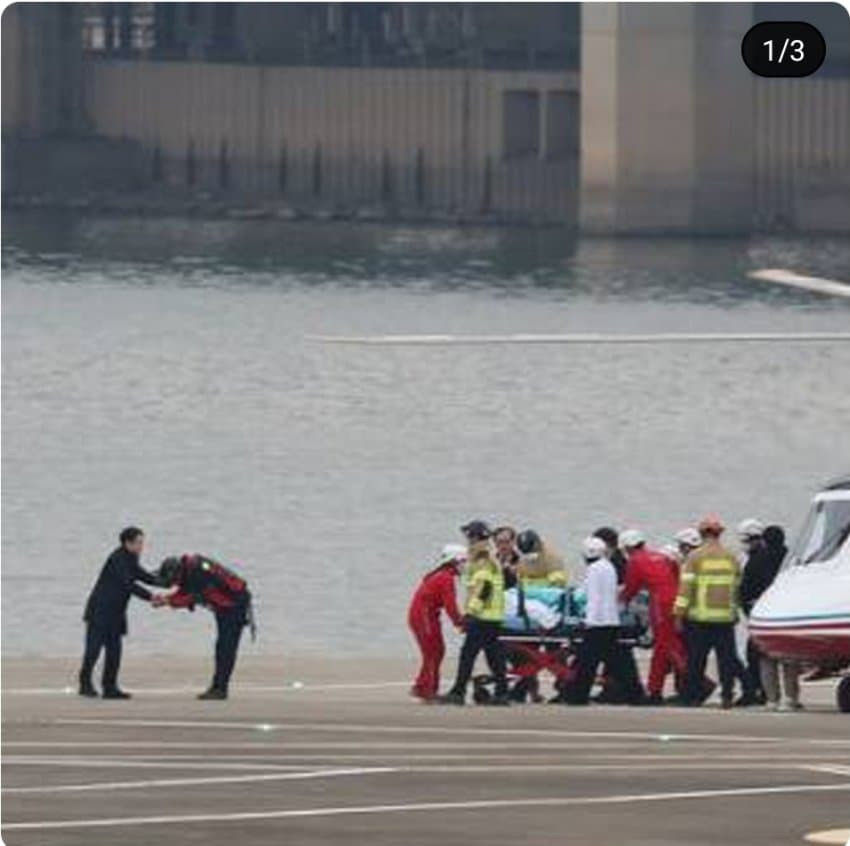 헬기몰고온 대원한테 고맙다고해야지 오히려 찢 비서실장 천준호가 90도로 대가리를 조아리는 인사를 받고있음. 천준호가 누구냐면 박원순 밑에있을때 허리병신 박주신의 사기검증을 주도했던 놈이라고함.