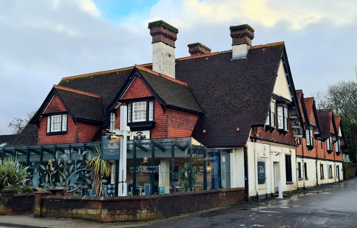 Until yesterday, I'd never noticed this 1893 Arts and Crafts style villa beside Balloch Railway Station. As beautiful as it is, it does seem a little out of place in a Scottish town on the shores of Loch Lomond.

#glasgow #balloch #architecture #artsandcraftsmovement #lochlomond