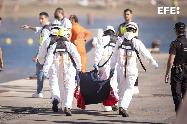 Cuatro embarcaciones que estaban ocupadas por 381 personas inmigrantes, de ellas 43 menores de edad, han llegado en lo que va de este viernes a las islas canarias de El Hierro y Gran Canaria.