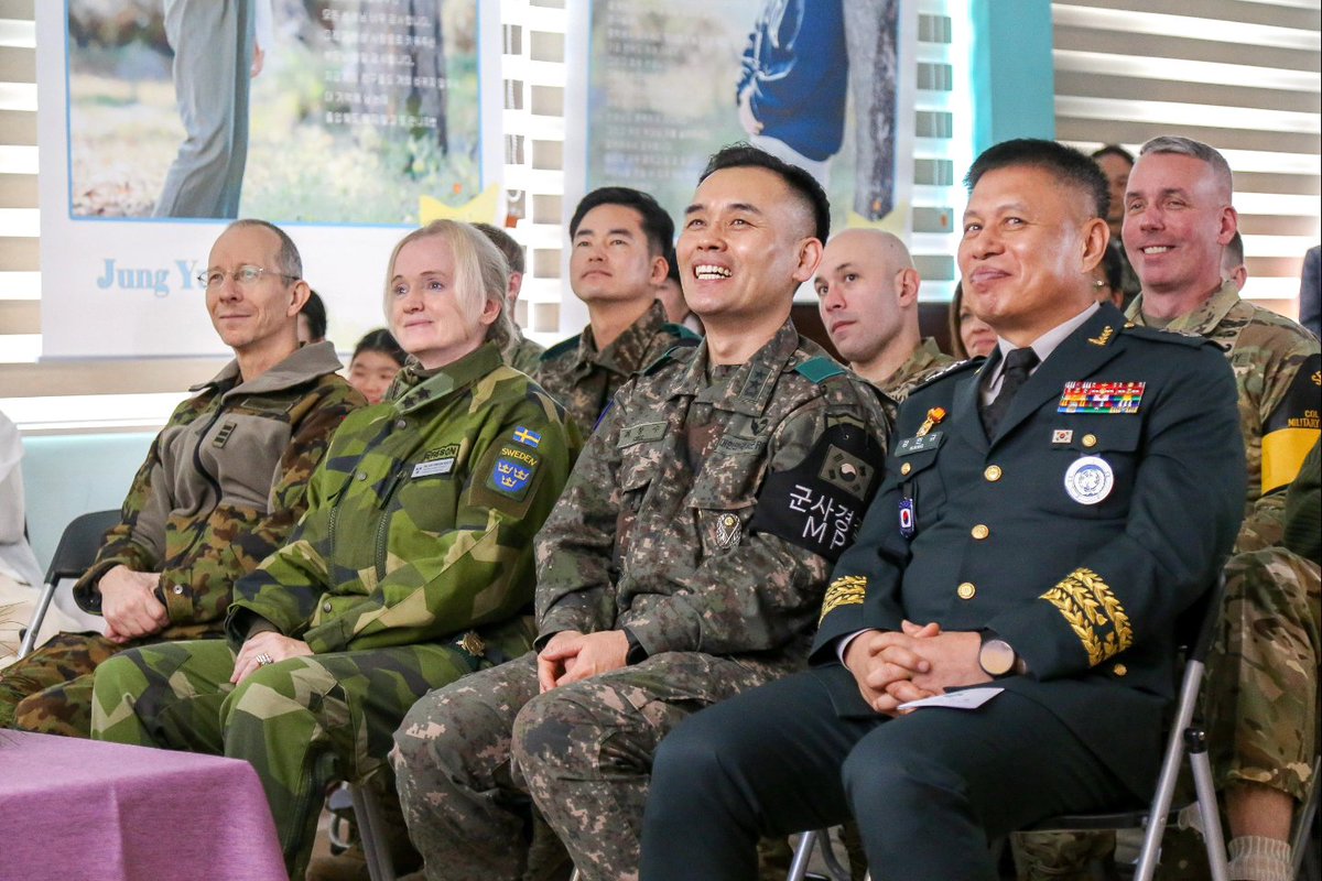 UN_Command's tweet photo. A proud moment for the unique community of #Daesondong today, following the #graduation of 5 elementary school students. Smiling parents, friends, teachers, members of the #UNCMAC, #NNSC, UNC Security Battalion & many more gathered to wish the graduates good fortune, https://t.co/gyDeAUOZ5B