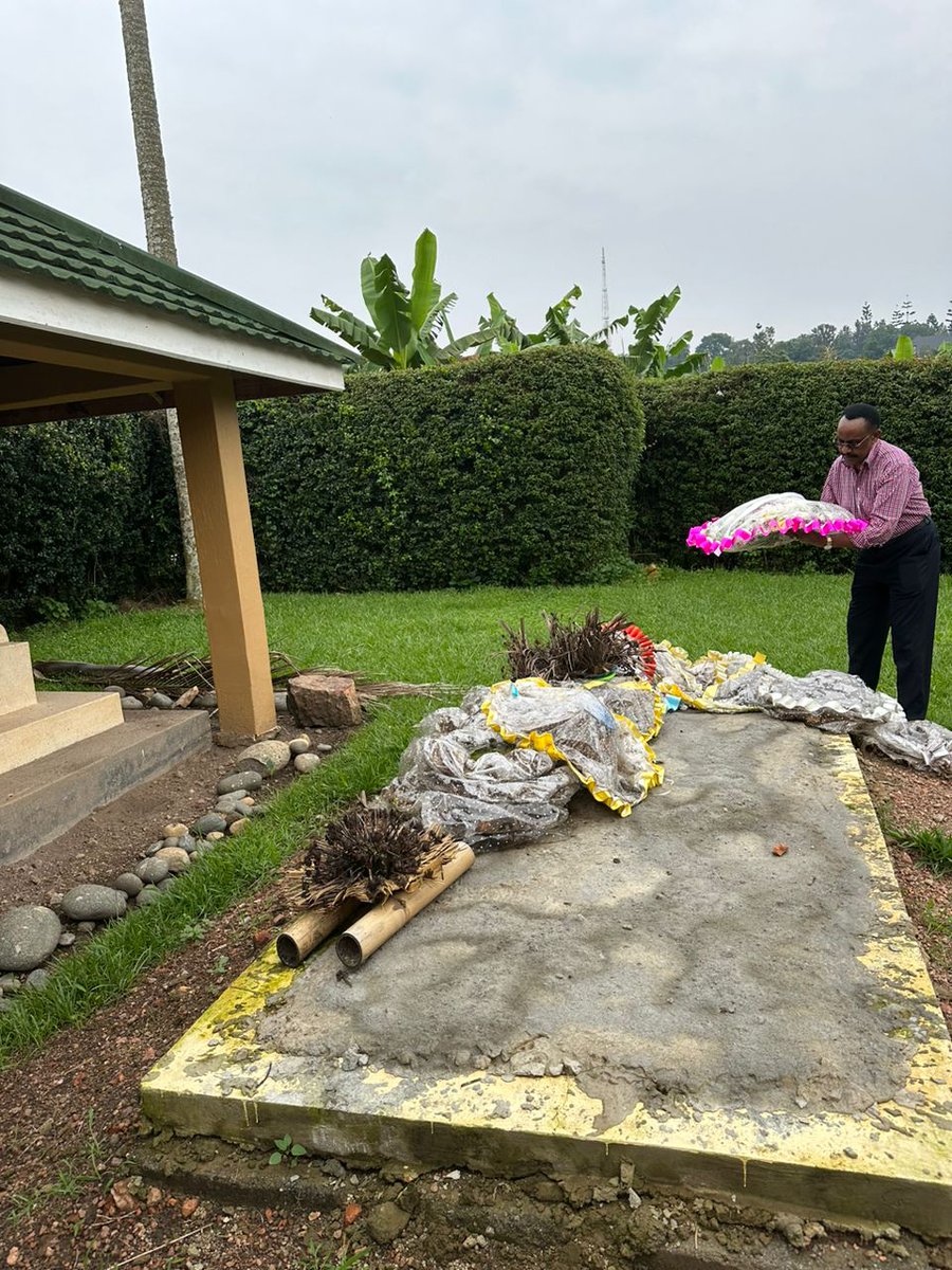 Yesterday, our family friend Col. Fred Zakye visited my home in Nkokonjeru and paid his last respects to our dad, Mzee Maitland Rukaari. May his soul continue resting in eternal peace. 🙏