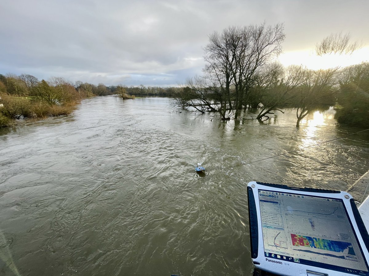 #River #Severn at Montford, #Shropshire is first site measured today. Still 300 cumecs passing through here as river slowly falls &amp; water moves through system. Great to meet <a href="/SJackaman/">Sarah Jackaman</a> for a chat too &amp; learn about how she deals so well with living next to the Severn.