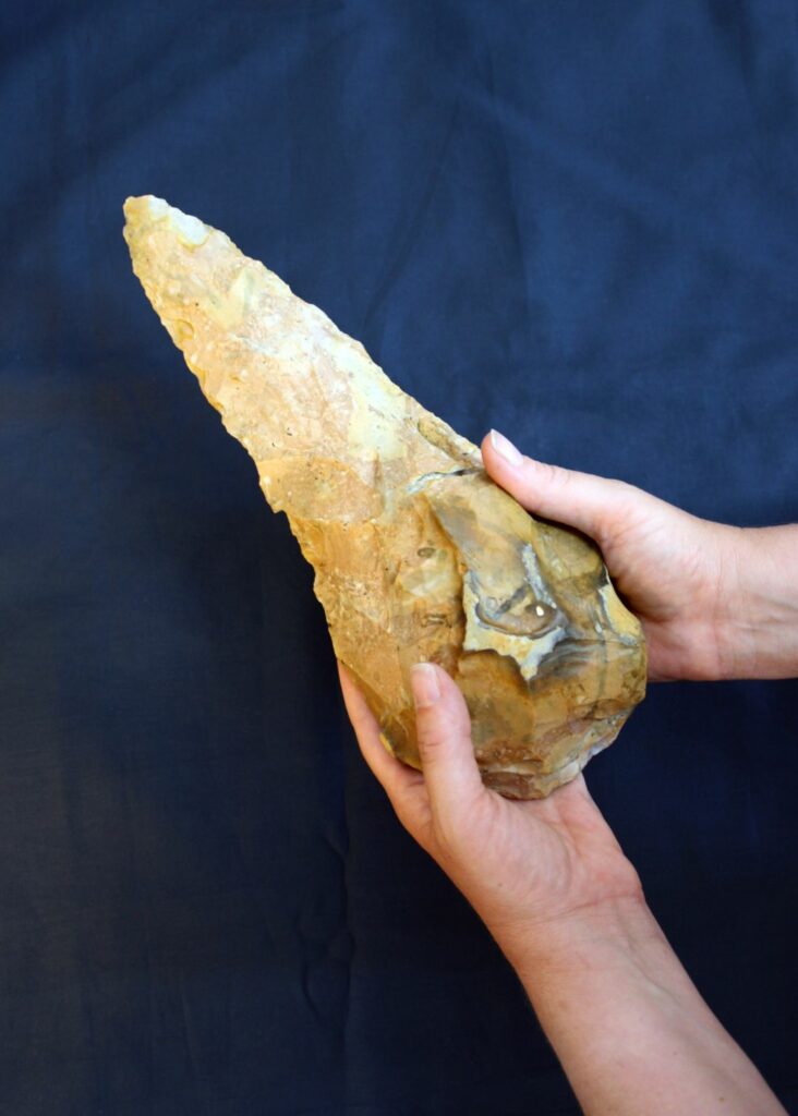 The stunning 300,000 year old Giant Handaxe from Martime Academy, Frindsbury for #FlintFriday. The latest Medway Valley Palaeolithic site. You can watch @LettyIngrey and @theAliceRoberts talking about these remarkable tools next Wedsnesday on #DiggingForBritain