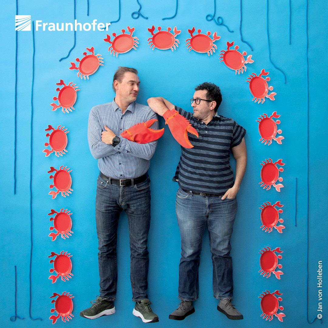 Fraunhofer-Gesellschaft (@fraunhofer) on Twitter photo #PFAS-Ersatz für Outdoor-Kleidung: Forschende vom <a href="/FraunhoferIGB/">Fraunhofer IGB</a> nutzen Chitosan aus Krabbenschalen, um Textilien wasserfest zu machen. Der Ersatzstoff ist auch für Lebensmittelverpackungen und beschichtete Kartonagen nutzbar – mehr im #Fraunhofer-Magazin: fraunhofer.de/s/ePaper/Magaz… #PFAS-Ersatz für Outdoor-Kleidung: Forschende vom <a href="/FraunhoferIGB/">Fraunhofer IGB</a> nutzen Chitosan aus Krabbenschalen, um Textilien wasserfest zu machen. Der Ersatzstoff ist auch für Lebensmittelverpackungen und beschichtete Kartonagen nutzbar – mehr im #Fraunhofer-Magazin: fraunhofer.de/s/ePaper/Magaz…