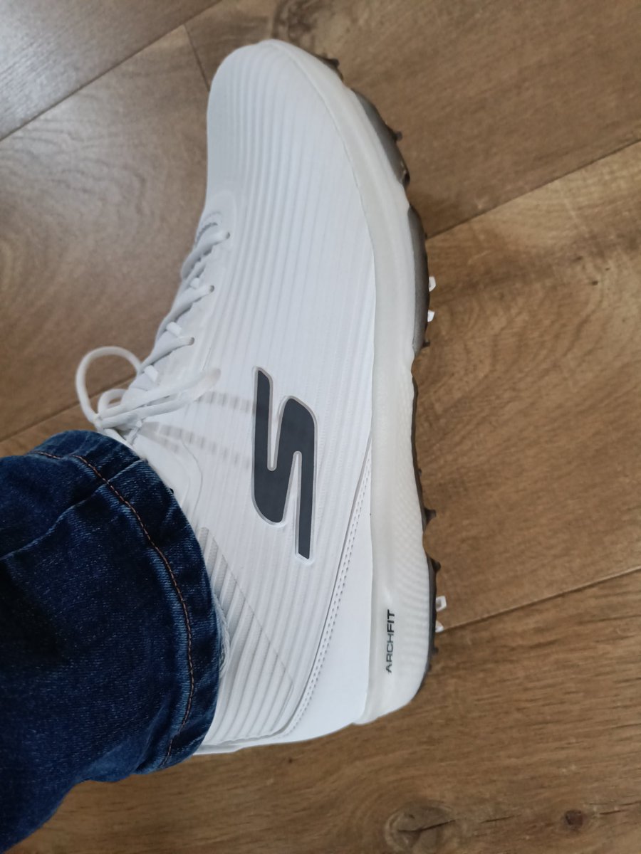 Old golf shoes bit the dust. So after searching around I settled on these Skechers. Had no intention of buying their golf shoes but tried them on, boy are they comfortable though, remains to be seen how they go on course, particularly when wet...

#Golf #golfshoes