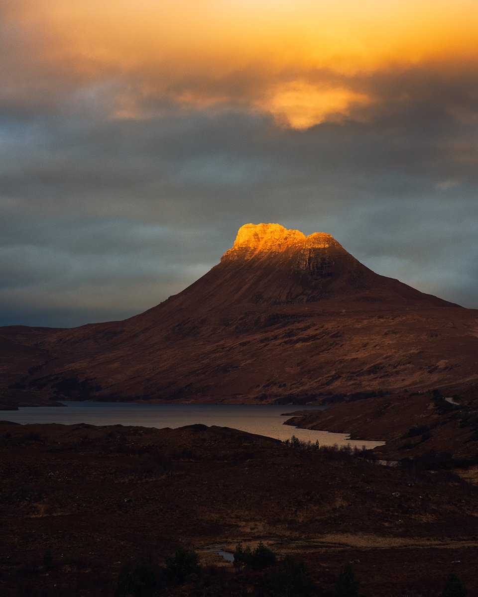 A memorable 10 minutes of outrageous light over Stac Pollaidh in #assynt The only light we had during a mid-winter week in the campervan up there. Would you choose 1 week of mediocre light OR a fleeting glimpse of something lookig like close encounters of the third kind?!