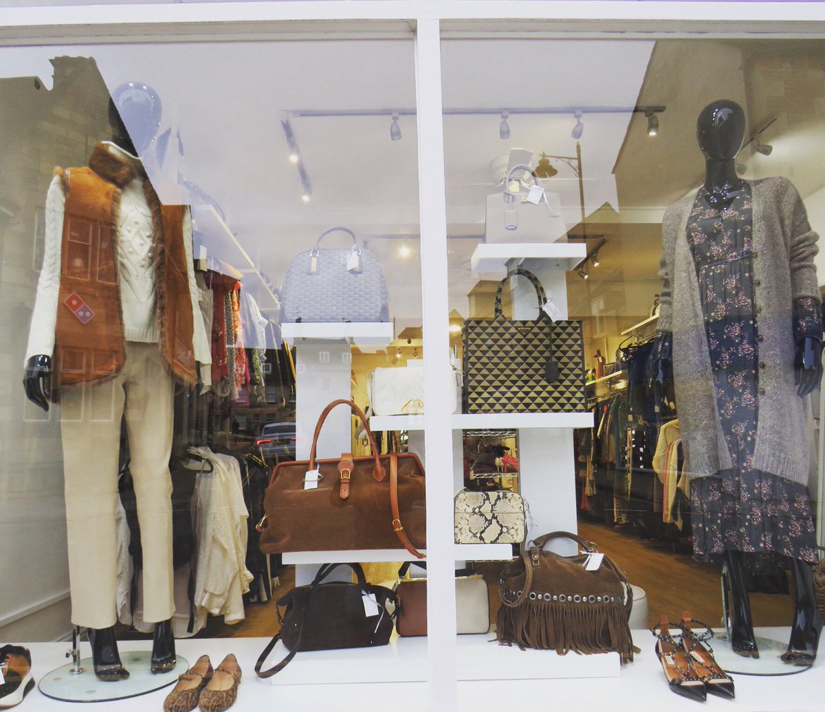 ArchLabelAgency's tweet image. It is the season for layering …. 🤩 on the left #meandem sheepskin gilet £350, M #alexandermcqueen cableknit sweater £100, size S #joseph leather trousers £250, UK size 12 ✨#oddmolly patterned maxi dress £70, size M #lilyandlionel Cameron maxi cardigan £100, size M