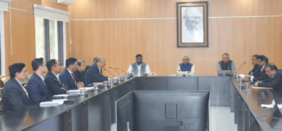 NitishKumar's tweet photo. 1 अणे मार्ग स्थित ‘संकल्प’ में पंचायती राज विभाग की योजनाओं की प्रगति की समीक्षा की। बैठक के दौरान पंचायत सरकार भवनों के निर्माण कार्य में तेजी लाने के निर्देश दिए। पंचायतों की प्रतिष्ठा बढ़े इसलिए हमने इनका नामकरण पंचायत सरकार भवन किया। पंचायत सरकार भवन में सभी प्रकार की सुविधाएं उपलब्ध कराई गई हैं ताकि एक ही जगह पर उस पंचायत के लोगों को सुविधाएं मिल सकें और उनकी समस्याओं का समाधान हो सके। 
हमलोगों ने पंचायतों के विकास के लिए काफी काम किया है। गांवों को विकसित करने के लिए कई कदम उठाए गए हैं। सात निश्चय-2 के अंतर्गत मुख्यमंत्री ग्रामीण सोलर स्ट्रीट लाइट योजना संचालित है। इसके तहत पंचायत के सभी वार्डों में सोलर स्ट्रीट लाइट लगाई जा रही है। इस काम में भी तेजी लाने को कहा है।
सोलर स्ट्रीट लाइट लगने से रात में रौशनी की काफी सुविधा होगी और बिजली की भी बचत होगी। सोलर स्ट्रीट लाइट लगाने के साथ-साथ उसके रख-रखाव एवं सतत् निगरानी की बेहतर व्यवस्था करने का भी निर्देश दिया है।