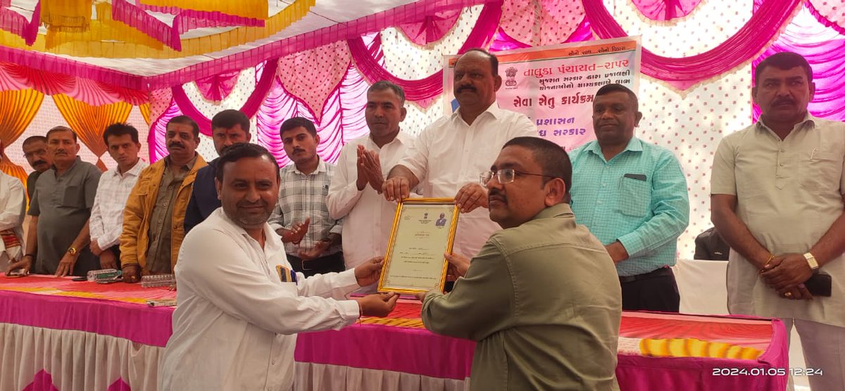 KachchhSBMG's tweet photo. રાપર તાલુકાના ધારસભ્યશ્રી વિરેન્દ્રસિંહ જાડેજા તેમજ વિવિધ પદાધિકારીશ્રીઓ અને અઘિકારીશ્રીઓની ઉપસ્થતીમાં વિકસિત ભારત સંકલ્પ યાત્રા અંતર્ગત કચ્છ જિલ્લાના રાપર તાલુકાના આડેસર ગામને ODF+ મોડેલ ગામનુ પ્રમાણપત્ર આપવામાં આવ્યું.
#ViksitBharatSankalpYatra #SwachhataHiSeva @CMOGuj https://t.co/moEpSD5XNY