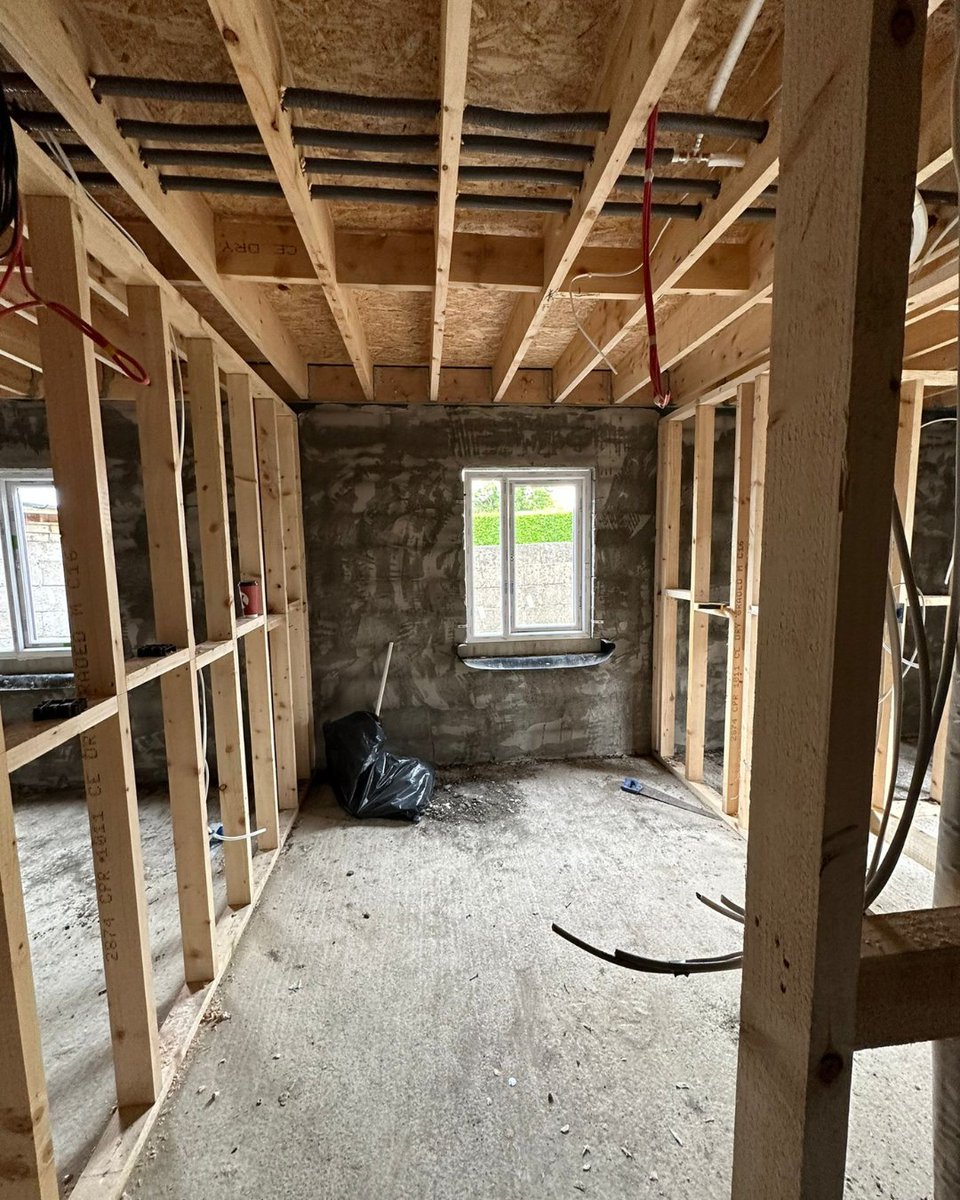 garrett_peers's tweet image. We've got structure! 🙏🏻

The partitioning has now been installed in the extension and the rest of the house.

We've also completed the first fix plumbing and electrics, and next up we're putting this house back together again 🛠

#propertytransformation #sharedaccommodation