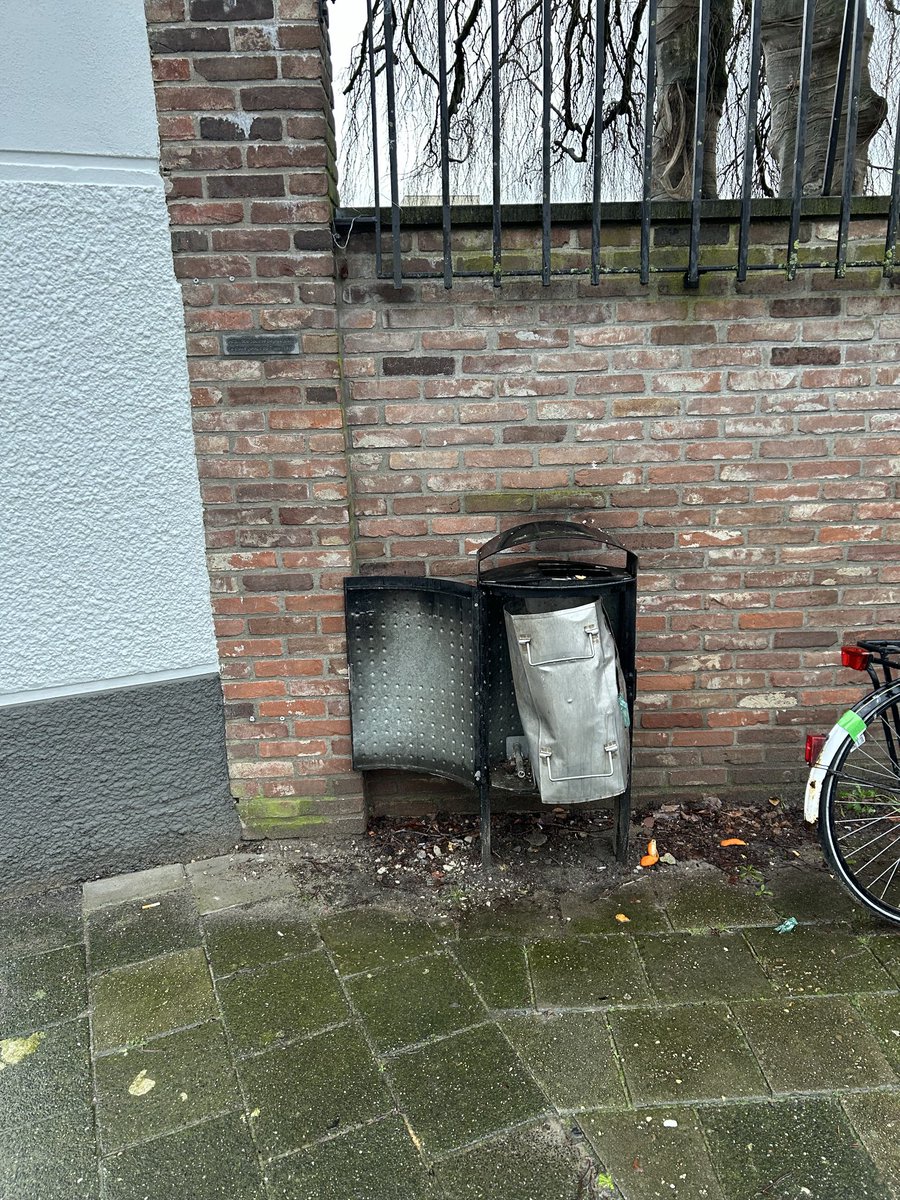 Dat lukt je niet met een paar sterretjes ☹️. Zo’n afvalbak kost toch gauw €. 300,-  Locatie Joodse begraafplaat ⁦<a href="/Gemeente_Almelo/">Gemeente Almelo</a>⁩