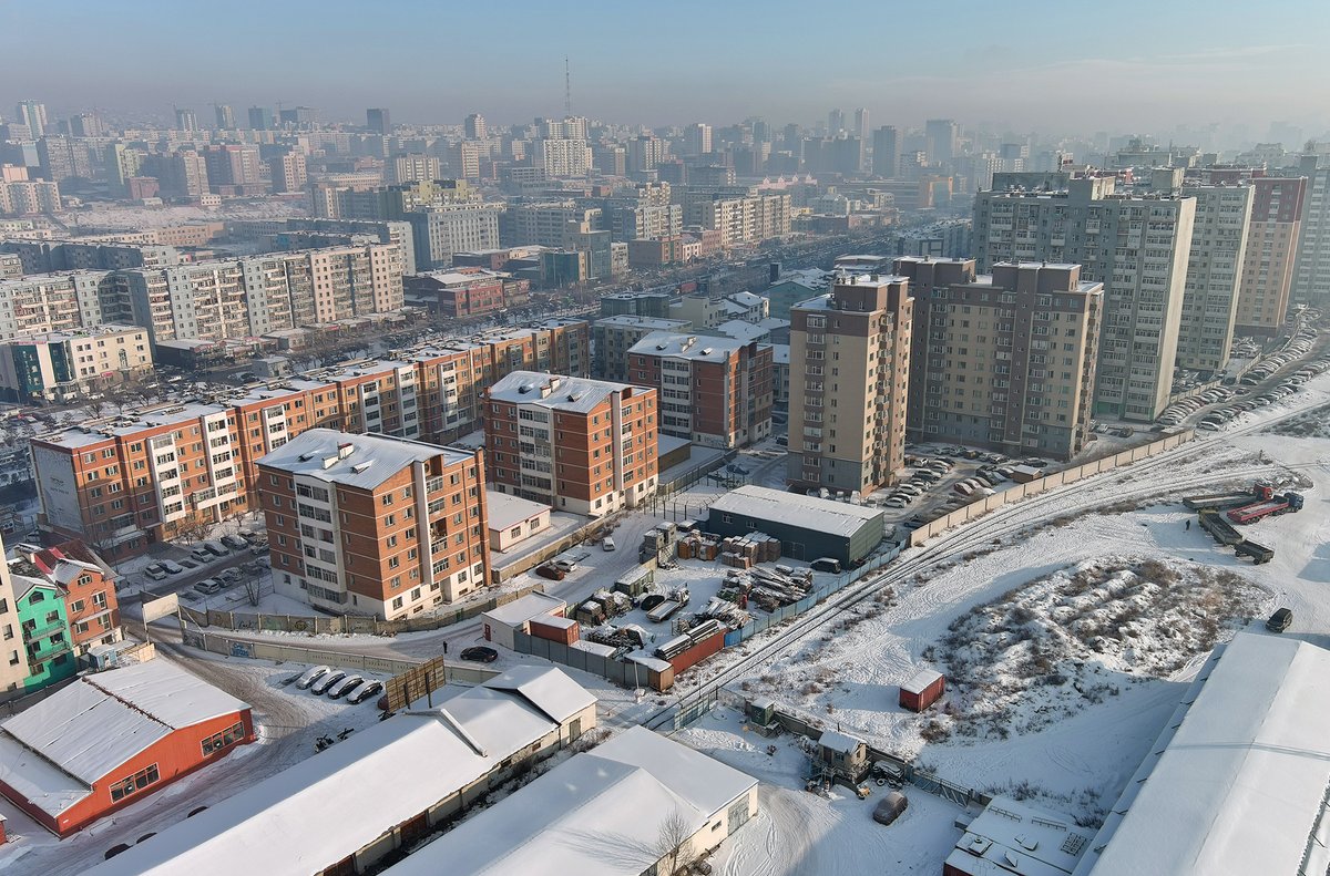 KhNyambaatar's tweet photo. Нийслэлийн хэмжээнд төлөвлөлтийн алдаатай буюу улсын сургууль, цэцэрлэггүй томоохон хорооллууд олон бий. Бид нэгэнт хийгдсэн эдгээр барилгажилт, төлөвлөлтийн алдааг засахаар ажиллаж байна.

Тухайлбал Баянгол дүүргийн 25-р хороо, “My town” хотхоны зүүн талд байрлах 4000 м2 талбайг сургуулийн зориулалтаар, тус дүүргийн 28-р хороо, “Голден парк 2” хотхоны баруун талд байрлах 2000 м2 талбайг цэцэрлэгийн зориулалтаар эзэмшигч аж ахуйн нэгжүүд нийслэлд шилжүүлэн өгөхөөр боллоо.

Бүтээн байгуулалтын улирал эхлэхтэй зэрэгцэн эдгээр байршлуудад сургууль, цэцэрлэгийн барилгын ажлыг эхлүүлнэ.