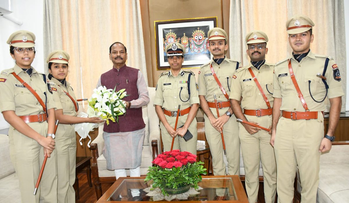 dasraghubar's tweet photo. श्रीमती शायनी एस, आईजीपी ट्रेनिंग, श्री एन सतपथी, एडिशनल एसपी ट्रेनिंग के साथ आईपीएस प्रोबेशनर्स सुश्री एबी सिल्पा, श्री कश्यप पार्थ जगदीश, श्री माने अजिंक्य बाबूराव, श्री रामेन्द्र प्रसाद और सुश्री सोनाली सिंह परमार ने आज राजभवन में शिष्टाचार भेंट की।

सभी को समर्पण और प्रतिबद्धता के साथ काम करने और पुलिस प्रशासन की लोगों के बीच अनुकूल छवि बनाने का प्रयास करने की सलाह दी।