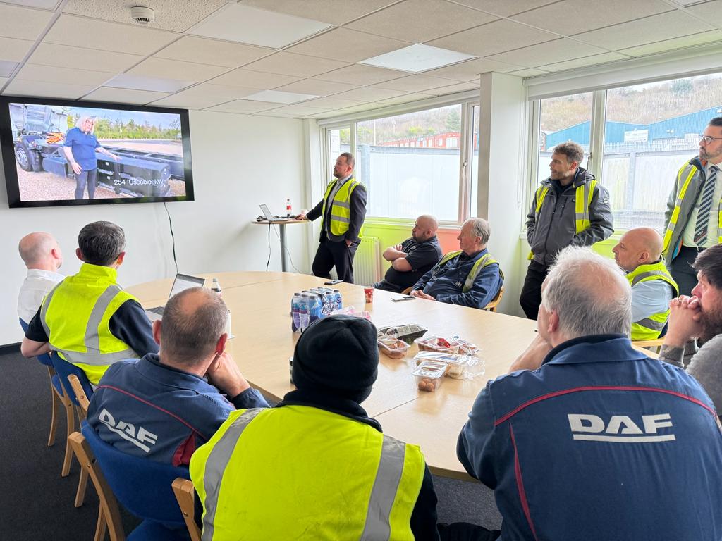 MotusDAF's tweet photo. The DAF EV Relay has reached Motus Commercials Halesowen and it's been great to share an insight into the world of electric vehicles! ⚡🔋
#EVRelay #DAFTrucksUK #EV #MotusEV #MotusCommercials https://t.co/UqfoqaZ7Nb