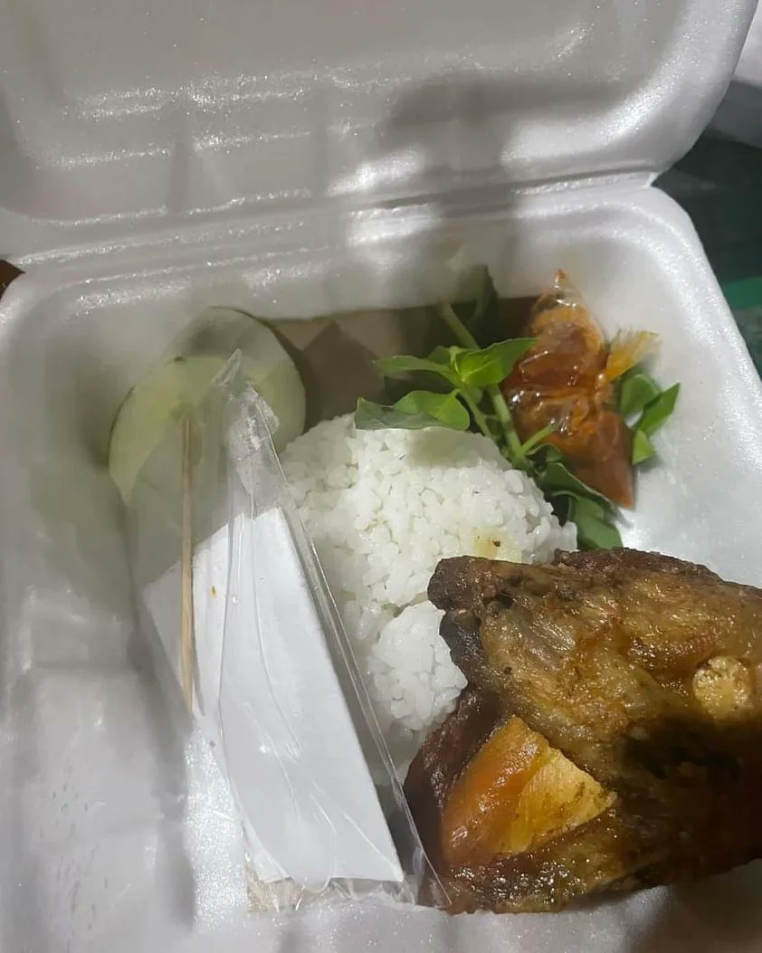 Mau berbagi cerita lur  malam tahun baru dikenteng harga nasi ayam Rp 50.000 dibukit bintang wonosari gak wajar banget.,mau pindah tapi udah kejebak macet..

Ini lama2 kayak dimalioboro dulu ngenain orang kasihan

Nb : Gak di kasih nota

(willyam.alexi )