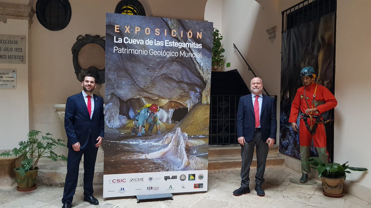 No te pierdas la oportunidad de estar "virtualmente" dentro de una de las salas de la Cueva de las Estegamitas, en La Araña, Málaga. Un gran panel fotográfico a tamaño real, en alta definición permite sentir la sensación que se siente dentro de una cueva.  Exposición en Málaga.