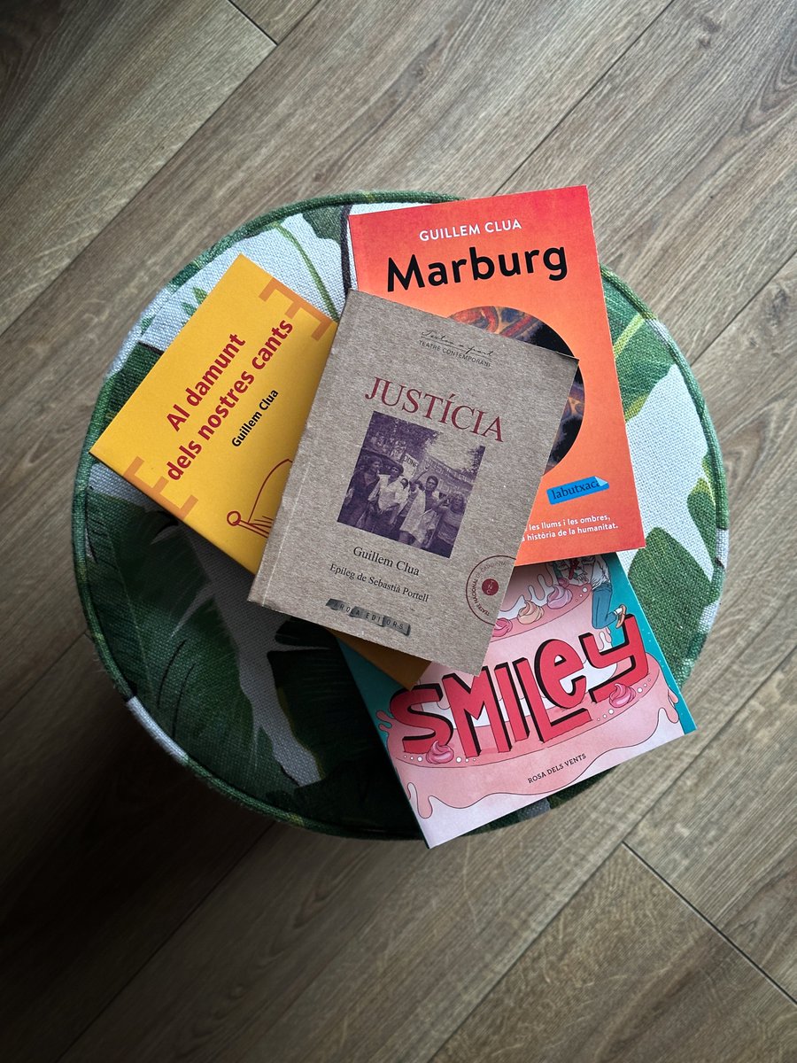 Vols un lot d’obres signades? 📘 Smiley (Parts 1 i 2) 📗 Justícia 📙 Al damunt dels nostres cants 📕 Marburg Els quatre llibres poden ser teus! Al següent tuit t’explico com!