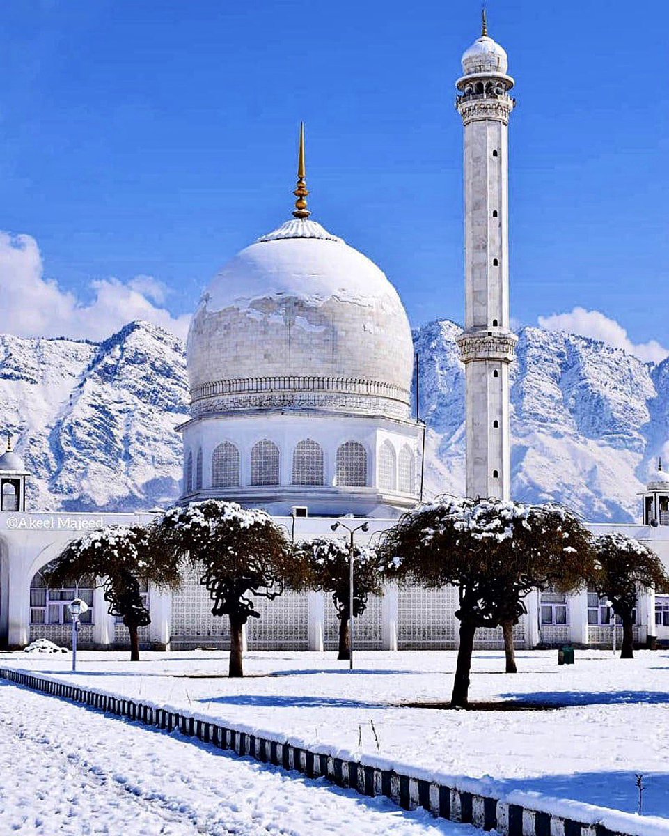 BaytAlFann's tweet image. “Kindness is like snow. It beautifies everything it covers”
- Kahlil Gibran

As winter is upon us, a thread on beautiful mosques from around the world, in the snow…
