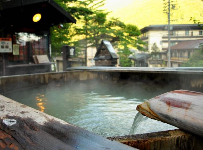 pulse_party1031's tweet photo. mmersed in the soothing warmth of Hirayu Onsen, a hidden gem in the heart of Japan. Stress dissipates, and tranquility reigns supreme. 🏞️🌌 👉 https://t.co/nEekMRFtCB   #hirayuonsen #northernalps #gifu #snow #hotspring #onsen #japan #travel #VibeDaily https://t.co/44LEKJNgPA