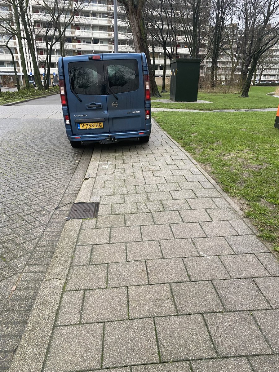 <a href="/Handhaving_010/">Handhaving_010</a> 
Deze auto staat dagelijks geparkeerd op #Zernikeplaats #Ommoord
Verhinderd goede doorgang voor scootmobiel en personen met rollator. Op opmerking van voorbijganger om wat ruimte te laten wordt niet gereageerd.