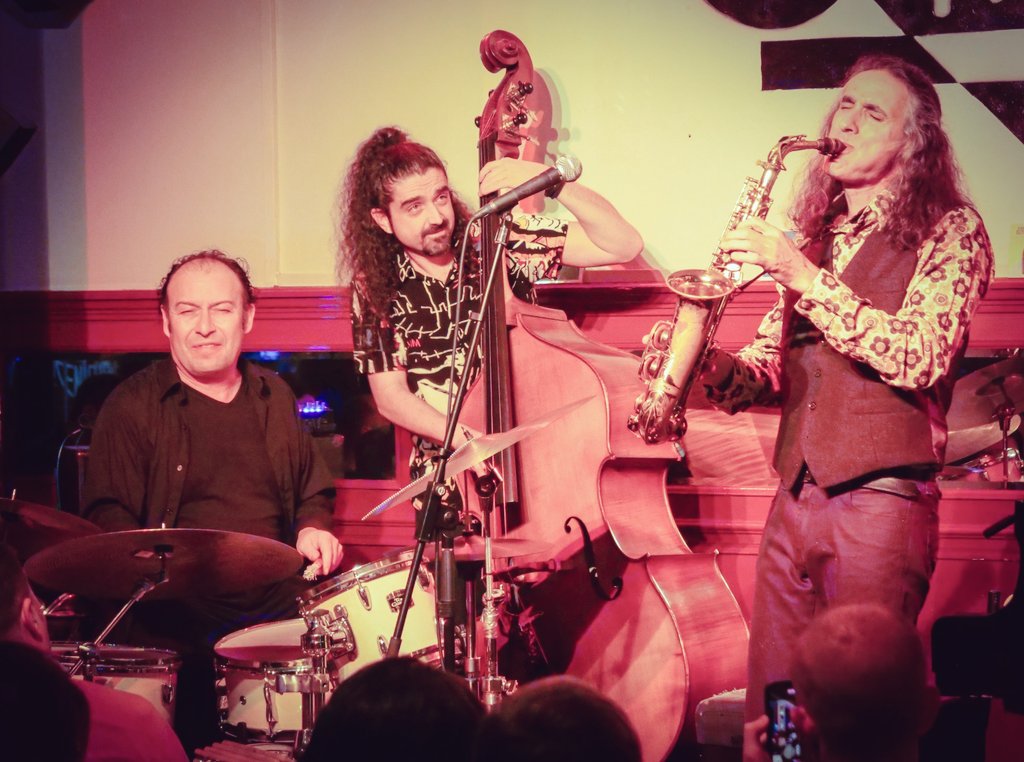 NOCHE DE REYES
Hoy es la noche de reyes, noche de magia. 
Una inspiración más para nuestro quinto día de conciertos en el Café Central.
Feliz noche para todo el mundo.