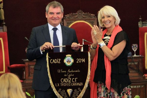 Cadiz_CF's tweet photo. Hoy es el cumpleaños de @teofila_es, ex alcaldesa de Cádiz y presidenta de @puertodecadiz. ¡Felicidades! https://t.co/JgeuPuofUM