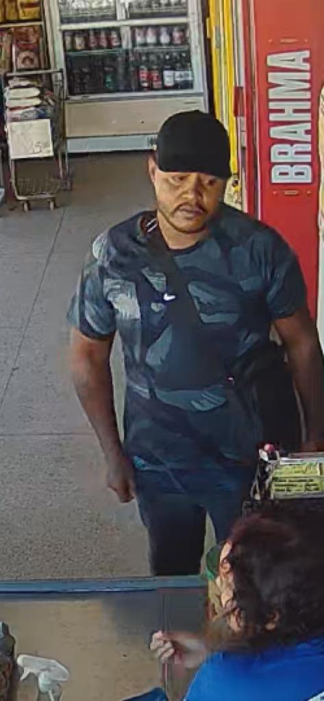 Miliciaguandu's tweet image. Olha o braço da praga vulgo #bbzão ou #reis x9, traidor safado, braço dele parece até uma draga de obra todo torto sabe nem dar tiro, os cara da van parou de comer sua mulher já Reis? Geral bancava ela pra te ajudar seu passa fome😂😂😂