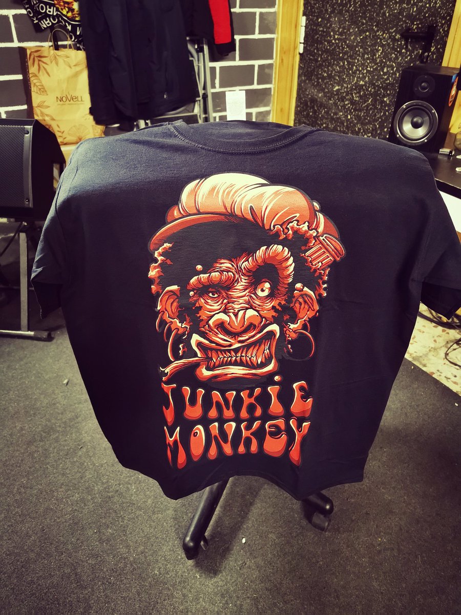 junkiemonkey16's tweet photo. Tenemos las camisetas que se van a llevar este año. Si quieres la tuya envíanos un privado 👕 https://t.co/hDyfl3ySYY