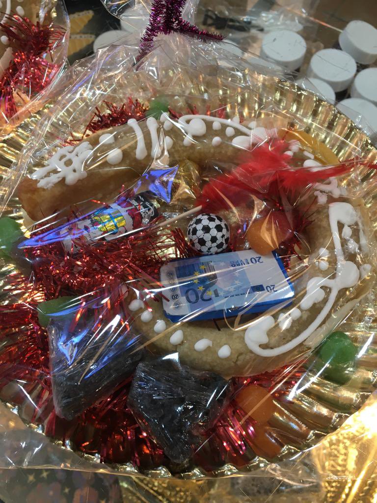 ValenAlcala's tweet photo. “Senyor Rei, jo ja estic ací,
porte'm casques i confits
Les garrofes i la palla,
pel seu rossí".
La #CascaDeReis preparada! A #Dénia🧡 cada vegada està més present, recueprant el dolç tradicional valencià d’aquestos dies! https://t.co/icMan5S1Ot