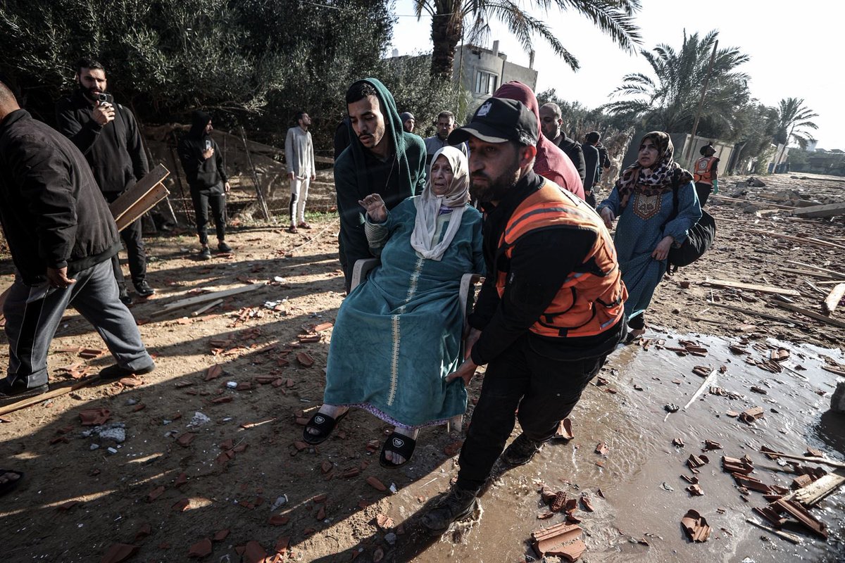 alijadallah66's tweet photo. A Palestinian woman injured as a result of Israeli attack puts pressure on her head with a towel in Deir al-Balah, Gaza on January 05, 2024. Israel's air, land and sea attacks continue on the Gaza Strip. (Anadolu Ajansı - 📷Ali Jadallah) #GazaUnderaAttack https://t.co/PaOM0ZNSW3