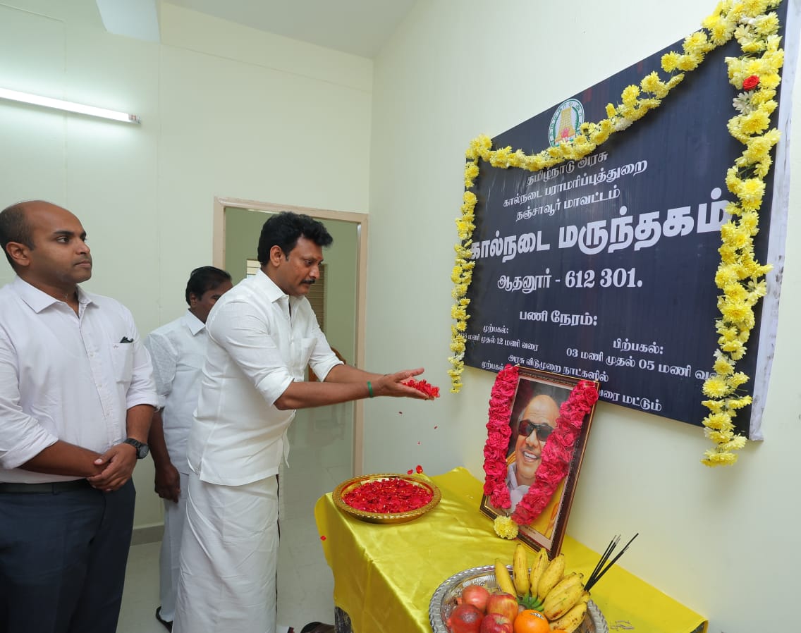 Anbil_Mahesh's tweet photo. #தஞ்சாவூர் மாவட்டத்திற்குட்பட்ட 5 சட்டமன்ற தொகுதிகளில் பல்வேறு அரசு துறைகளின் சார்பாக ரூ.3 கோடியே 20 இலட்சம் மதிப்பீட்டில் கட்டப்பட்டுள்ள அரசு கட்டடங்களை மக்களின் பயன்பாட்டிற்காக திறந்து வைத்தோம்.
சுமார் 180 கி.மீ. தூரம் பயணம் செய்து பள்ளி வகுப்பறை கட்டடங்கள், பொது விநியோக கட்டடங்கள், துணை வேளாண் விரிவாக்க மையம், வருவாய் வட்டாட்சியர் குடியிருப்பு வளாகம், சிறுதானிய சிற்றுண்டியகம் போன்ற கட்டடங்களை மக்களின் பயன்பாட்டிற்காக அர்ப்பணித்தோம்.
தொடர்ந்து தஞ்சாவூர் மாவட்ட ஆட்சியர் அலுவலகத்தில் "பசுமை தமிழக இயக்கம்" சார்பாக மரக்கன்று நடும் நிகழ்வினையும் தொடங்கி வைத்தோம்.