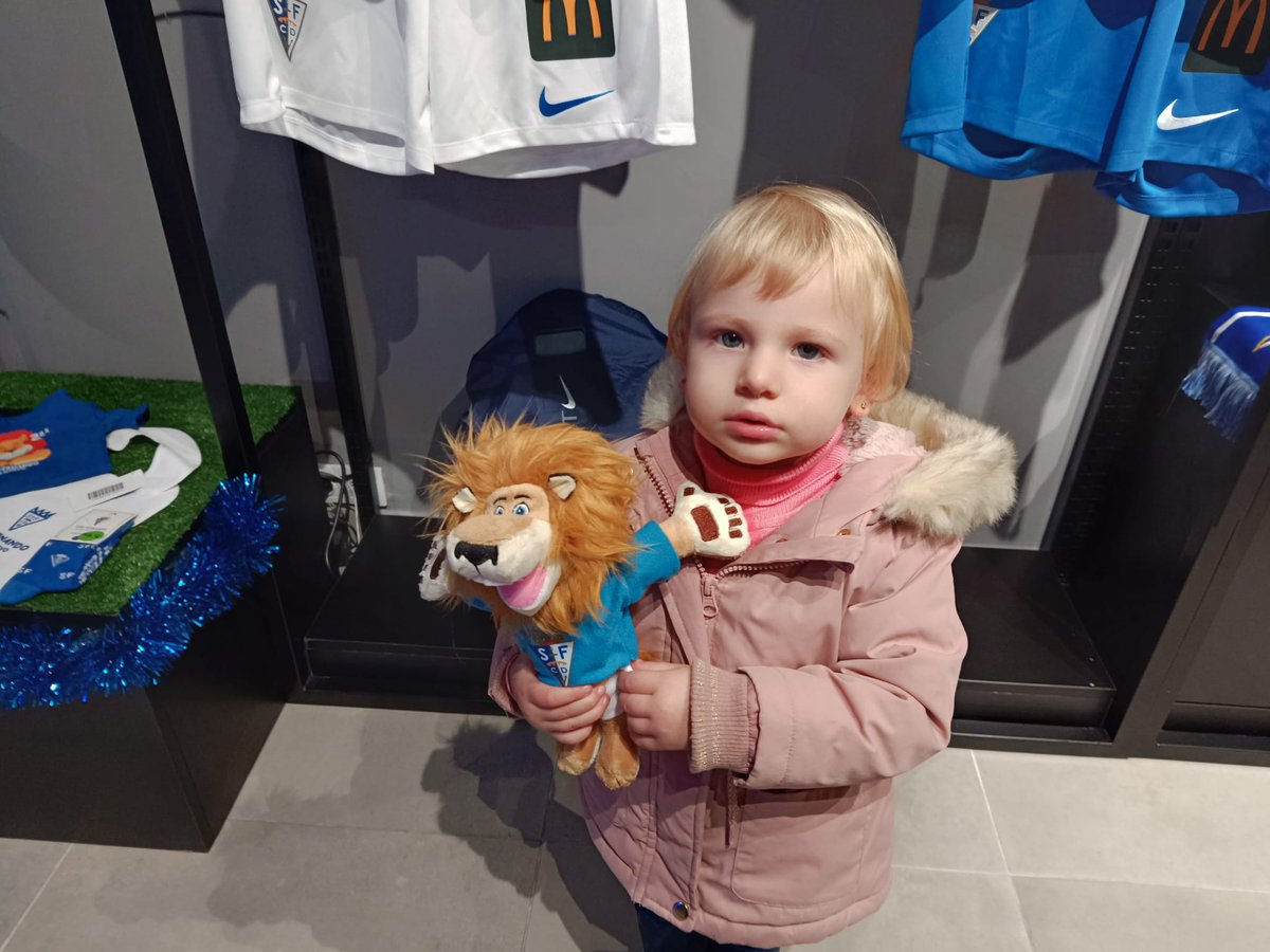🦁¡Nuestra pequeña abonada ya tiene su peluche de Lino 𝐜𝐨𝐧 𝐝𝐞𝐬𝐜𝐮𝐞𝐧𝐭𝐨!

¡No olvides que, presentando tu abono en la Tienda física, 𝐭𝐢𝐞𝐧𝐞𝐬 𝐞𝐥 𝐦𝐞𝐣𝐨𝐫 𝐫𝐞𝐠𝐚𝐥𝐨 𝐝𝐞 𝐑𝐞𝐲𝐞𝐬 𝐚 𝟐𝟒,𝟗𝟓€! 😉

tienda.sfcd.es/products/peluc…