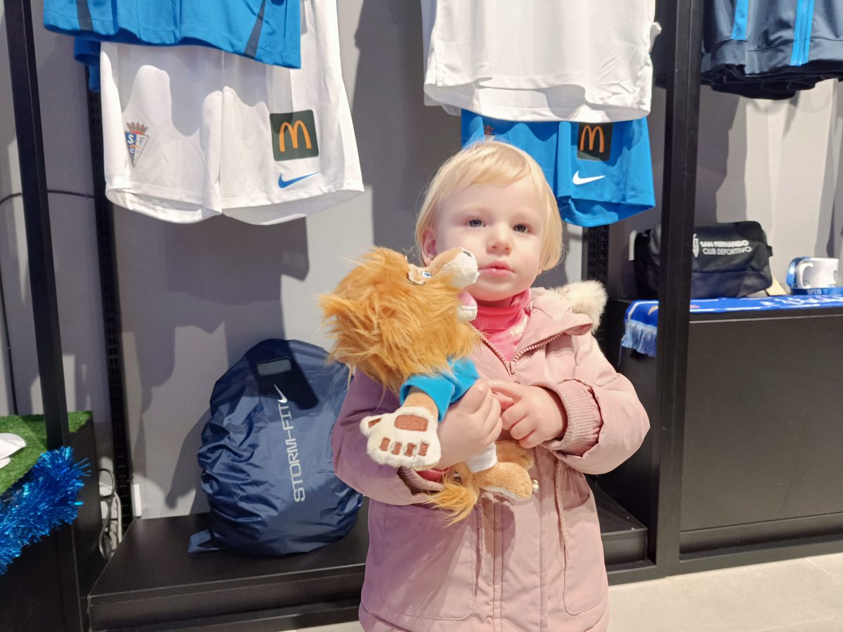 SanFernando_CD's tweet photo. 🦁¡Nuestra pequeña abonada ya tiene su peluche de Lino 𝐜𝐨𝐧 𝐝𝐞𝐬𝐜𝐮𝐞𝐧𝐭𝐨!

¡No olvides que, presentando tu abono en la Tienda física, 𝐭𝐢𝐞𝐧𝐞𝐬 𝐞𝐥 𝐦𝐞𝐣𝐨𝐫 𝐫𝐞𝐠𝐚𝐥𝐨 𝐝𝐞 𝐑𝐞𝐲𝐞𝐬 𝐚 𝟐𝟒,𝟗𝟓€! 😉

https://t.co/TTaXDmWJDK https://t.co/a2ncp5TpJx