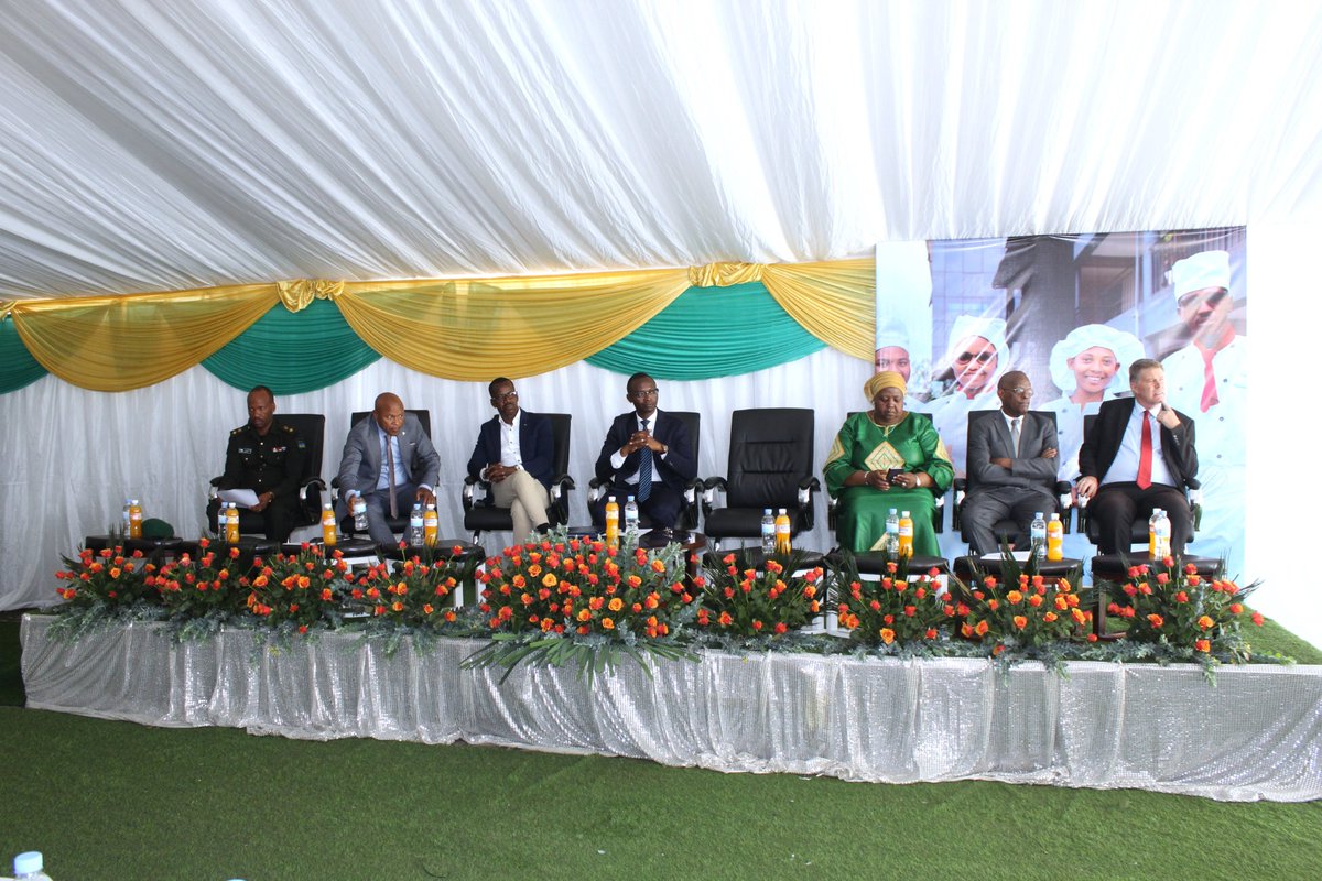 UTBrwanda's tweet photo. AKA KANYA: Uyu munsi mu karere ka @ruhango hari kubera umuhango wo gufungura kaminuza ya utb ishami rya #ruhango, ni umuhango witabiriwe n'inzego z'ubuyobozi, iz'Umutekano, hari kandi Senateri @EvodeU, Amb.@Ndangizaf na @nkomati. https://t.co/lWgj2MUMAl
