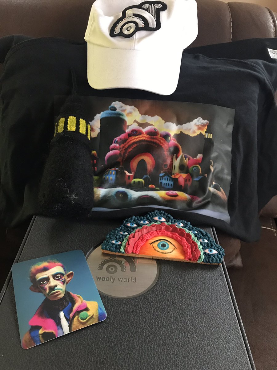fatttanee's tweet photo. One of the great things that happened at the beginning of the year was this gift from @ZaxieeeTez 
This was such a cool and amazing.
Thank you for this wonderful surprise @ZaxieeeTez 
Love to see my NFT on my shirt😍❤️
Happy the first anniversary 
Much love your wooly world✨ https://t.co/BU9KFJZ67p