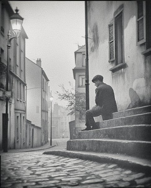 ParisAMDParis's tweet photo. Homme assis sur des marches dans une rue pavée à Montmartre. 
1950. Paris https://t.co/eEl2rDryzH