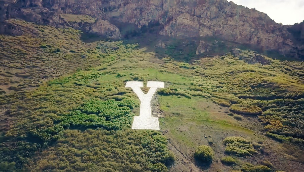 قرر 5 اصدقاء شبان ان يستكشفوا كهف Gullom. (يعرف بإسم كهف الموت)
 في جبل معروف بإسم "Y" في ولاية يوتاه 
لم يكونوا على علم بالخطر المميت الذي ينتظرهم في الداخل. 
في الاخير فقط شخص واحد منهم نجا من الموت