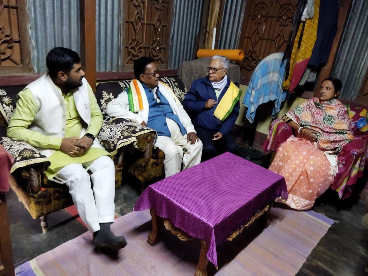 BJYMNABADAL's tweet photo. বিশালগড় স্থিত #চন্দ্রনগর নিবাসী অত্যন্ত সজ্জন ও আদর্শবান ব্যক্তিত্বের অধিকারী কড়ইমুড়া দ্বাদশ শ্রেণী বিদ্যালয়ের প্রাক্তন শিক্ষক #শ্রদ্ধেয়_যাদব_দেবনাথ মহোদয়ের বাসভবনে সৌজন্য সাক্ষাতে মিলিত হই এবং উনার পরিবার পরিজনের সাথে মিলিত হয়ে তাদের শারীরিক অবস্থার খোঁজ খবর নেই। https://t.co/NCQLOooLr9