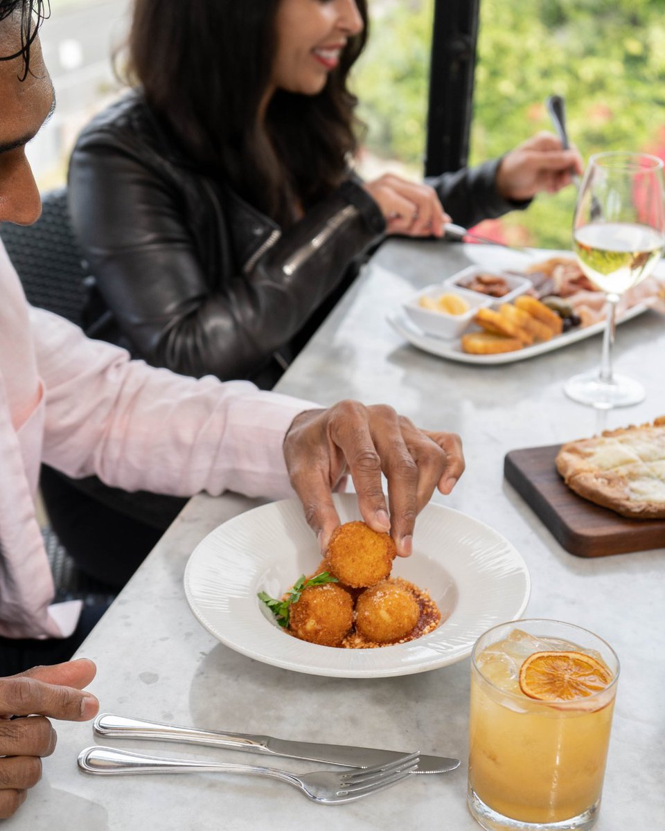 Start your weekend off right and join us for Happy Hour to enjoy all your favorite food &amp; drink specials ✨