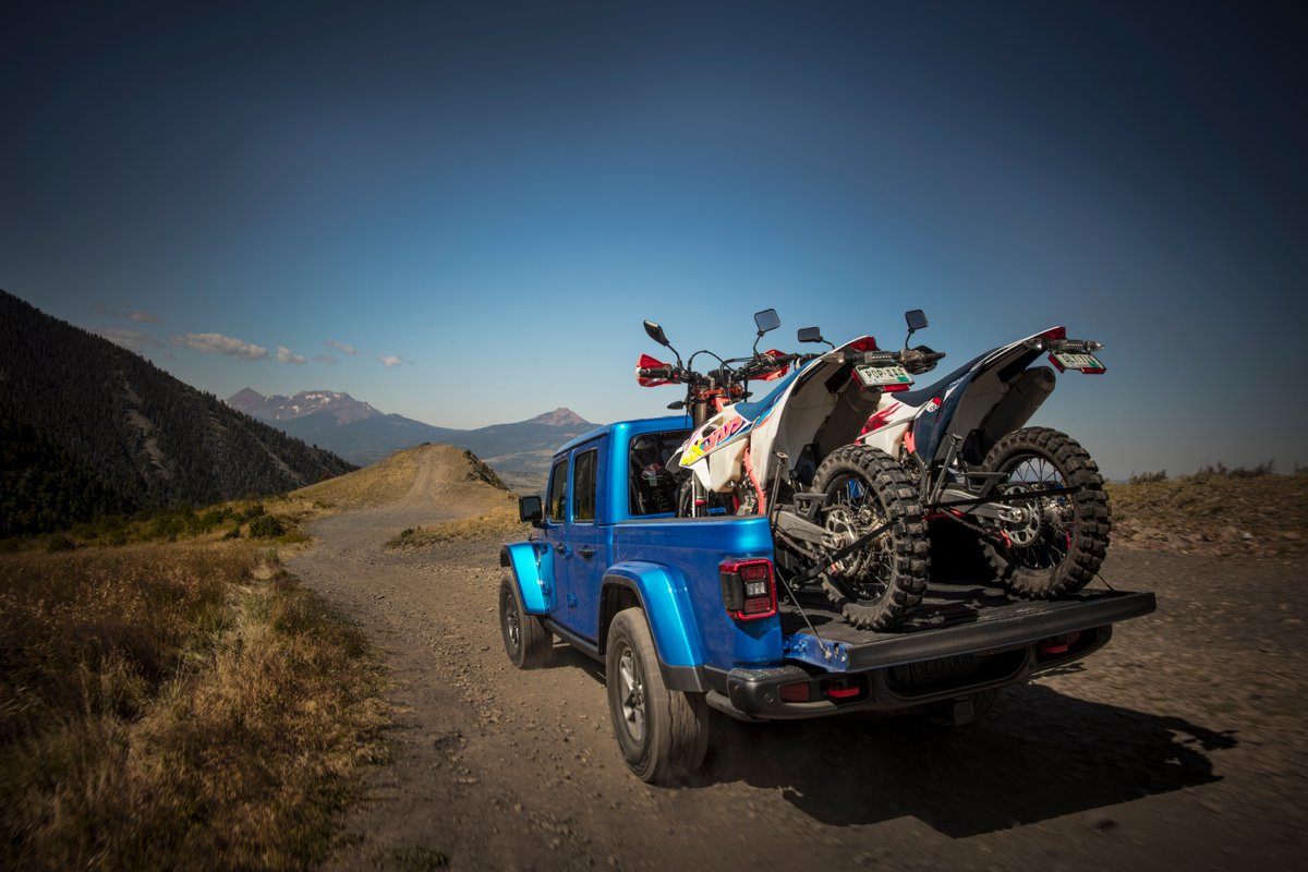 DriversAutoMart's tweet photo. 2024 #JeepGladiator #Mojave X 🌄 — delivering a best-in-class 4x4 payload of up to 1,725 pounds 🚙 #Jeep

https://t.co/i4cVHpF6Ab https://t.co/8maTA6UzWk