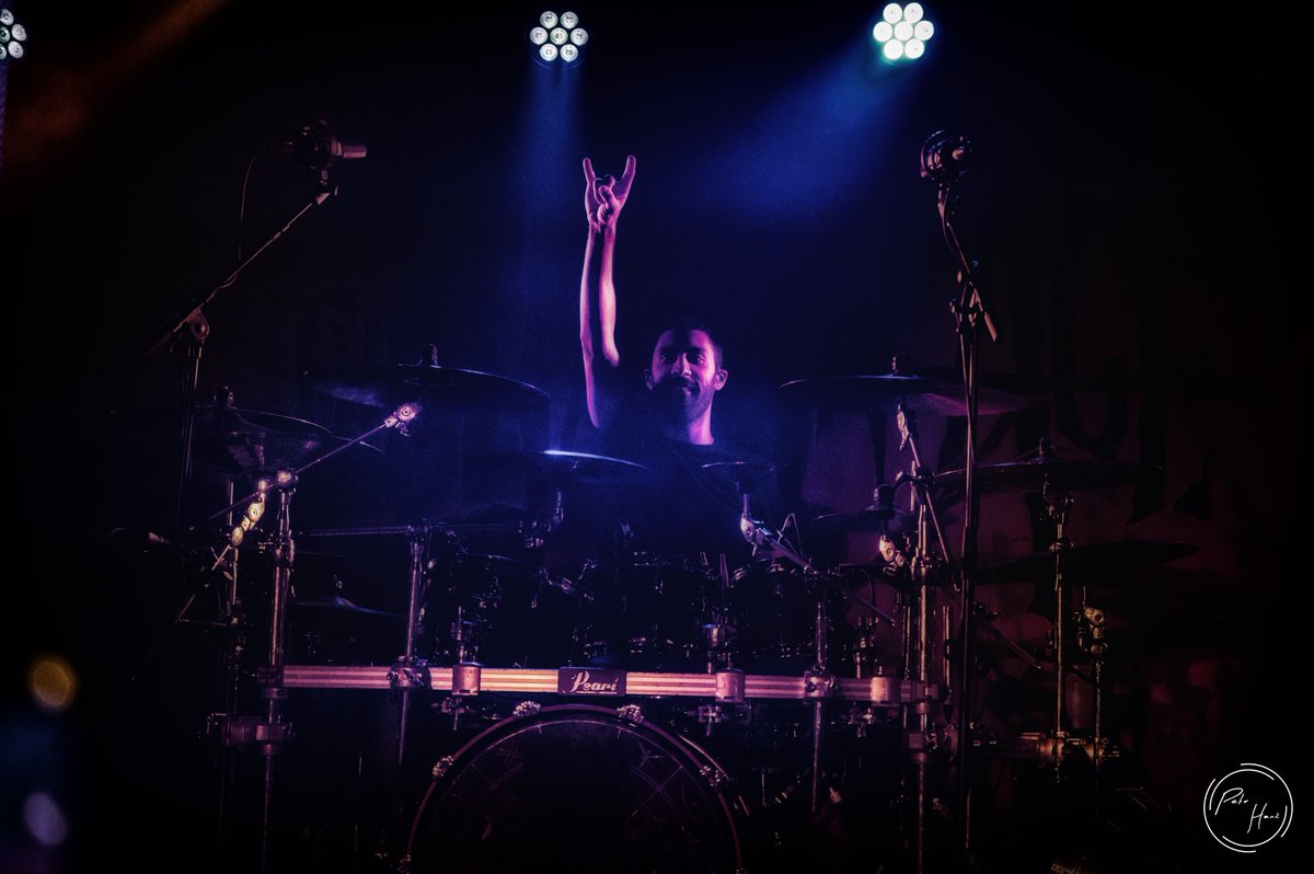 theravenage's tweet photo. Jai on the Blood Omen Tour π©Έππ₯
πΈ @hanczikphoto
#TRA #theravenage #jaipatel #britishdrumco #zildjian #vicfirth #remo #pearl #readaudio #protectionracket #drums #drummer #livemusic #altmusic https://t.co/3CBYHGJi2q