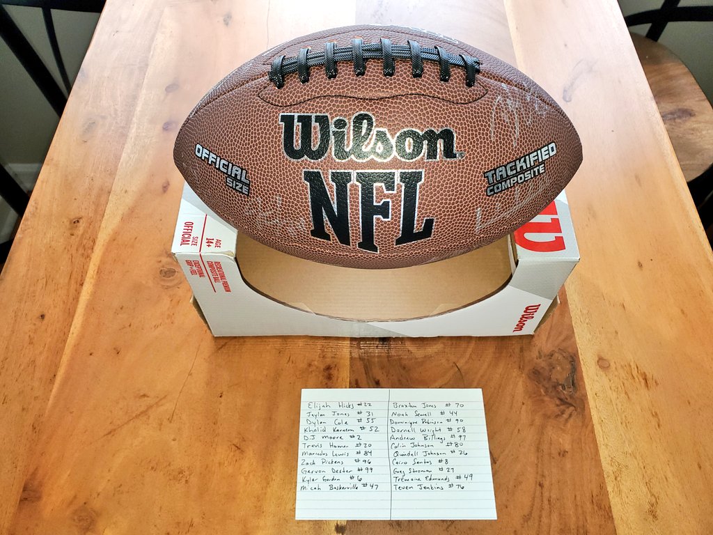 NickStiglic's tweet photo. 🚨Chicago Bears Giveaway🚨

As most of you know, I'm all about spreading Bears cheer!!

For the last in season giveaway
I have a football signed by 22 members of our current team!!

R/T for a chance to win it. Winner picked at halftime
🐻 vs 🧀

#WPMOYChallenge 
@Twenty7Savage https://t.co/cMF40WqH9F