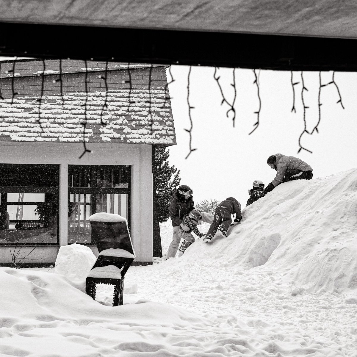 thyon4vallees's tweet photo. A #thyon4vallées, il y a la vie sur les pistes et la vie à la station. Des jeux improvisés en famille, des démarches inimitables en chaussures de ski et quelques flocons. Nous créons des souvenirs depuis 1950, et ce n'est pas prêt de s'arrêter, grâce à vous ! https://t.co/ufFUaDmLeH