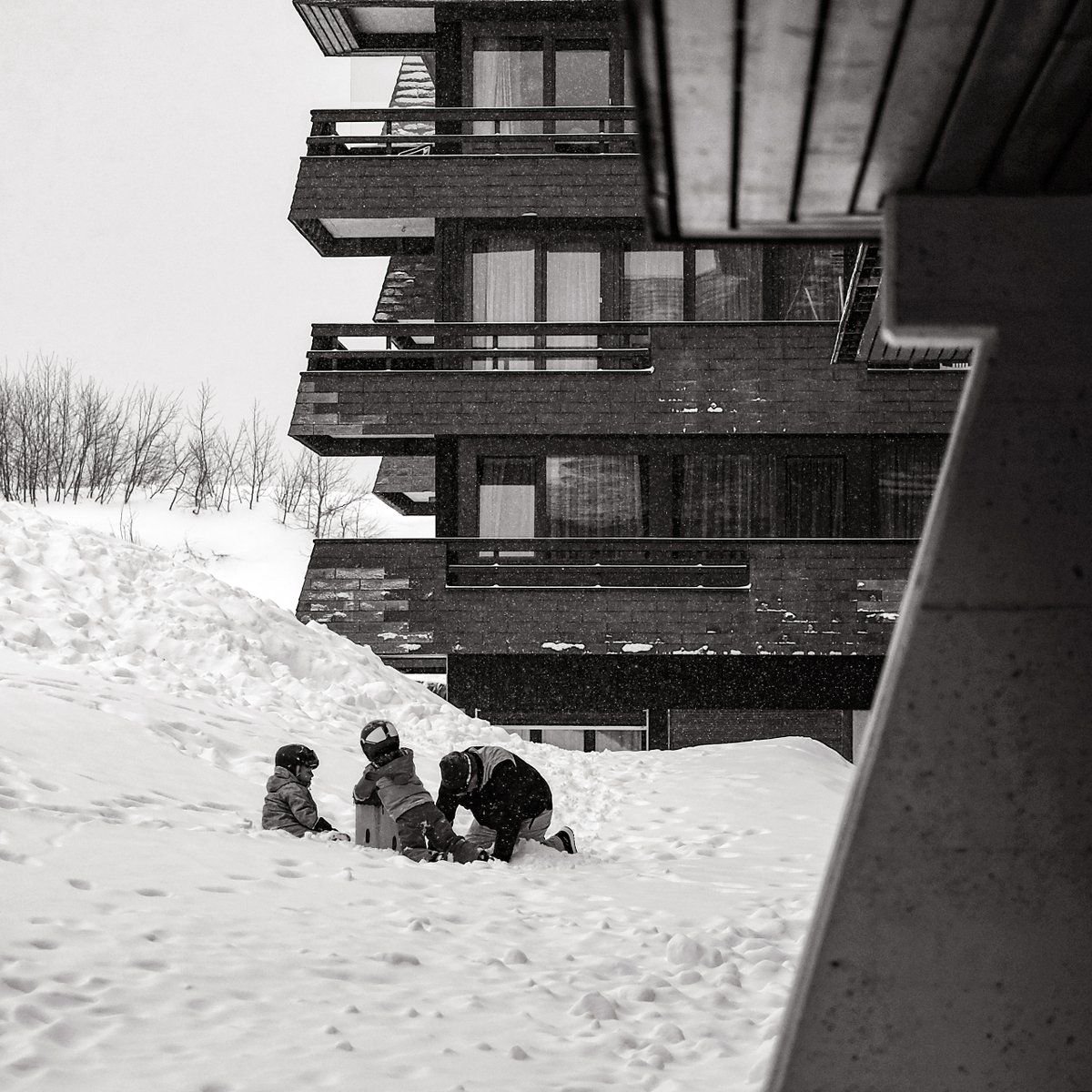 thyon4vallees's tweet photo. A #thyon4vallées, il y a la vie sur les pistes et la vie à la station. Des jeux improvisés en famille, des démarches inimitables en chaussures de ski et quelques flocons. Nous créons des souvenirs depuis 1950, et ce n'est pas prêt de s'arrêter, grâce à vous ! https://t.co/ufFUaDmLeH