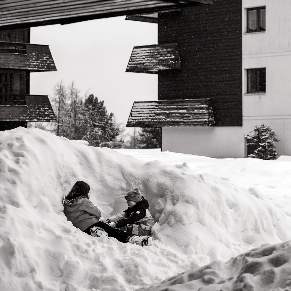 thyon4vallees's tweet photo. A #thyon4vallées, il y a la vie sur les pistes et la vie à la station. Des jeux improvisés en famille, des démarches inimitables en chaussures de ski et quelques flocons. Nous créons des souvenirs depuis 1950, et ce n'est pas prêt de s'arrêter, grâce à vous ! https://t.co/ufFUaDmLeH