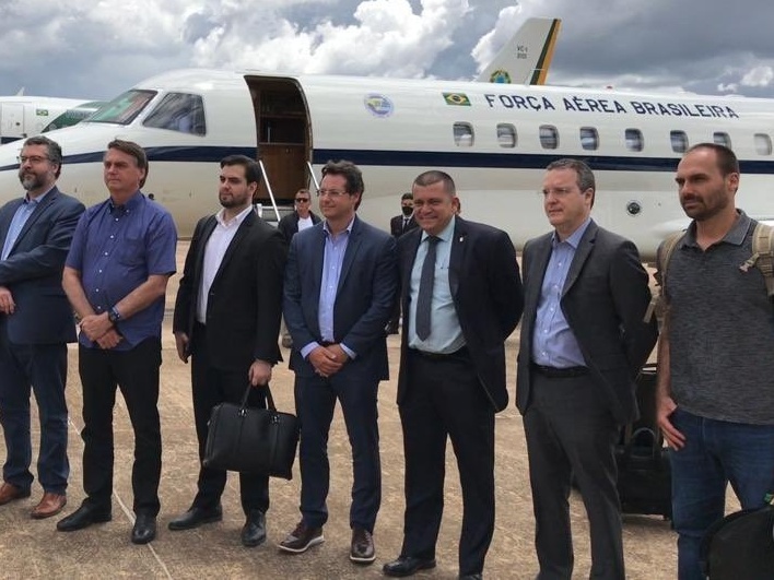 EstelitaBorges's tweet photo. A comitiva foi a Israel trazer "spray " contra a Covid, segundo o Itamaraty. Gov. de Israel disse que era p/ estreitar relações. Custou 400 mil. Parece que todo mundo mentiu (prá variar) e foram buscar equipamentos de espionagem. Deputado que faz isso tem que ser cassado e preso. https://t.co/9kZeGE4wNM