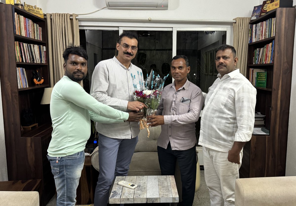 pravasisanghorg's tweet image. हर रविवार प्रवासी संघ के स्वमसेवकों के साथ #versovabeach की सफ़ाई का जागरूकता अभियान चलाने व मेथी किसानों को साथ लेकर सफ़ाई करने के लिए श्री पवन गौड़ व श्री आलोक यादव जी को मुंबई कार्यालय पर सम्मानित किया। #Mumbai @ITarunRathi